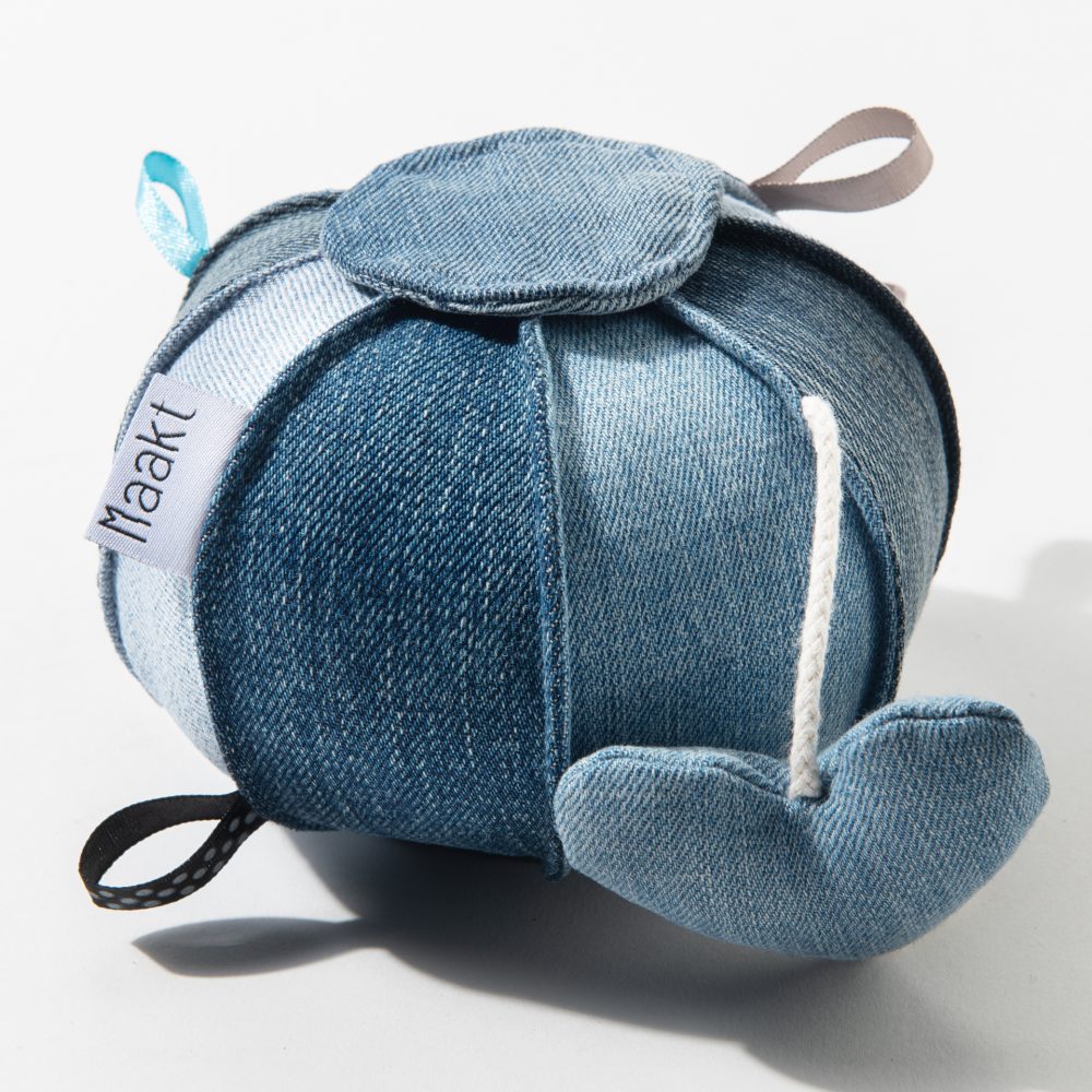 speelbal gerecyclede jeans